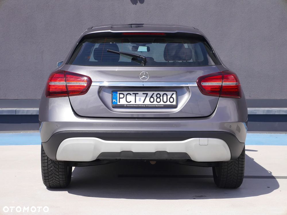 Mercedes-Benz GLA 180 7G-DCT - 35