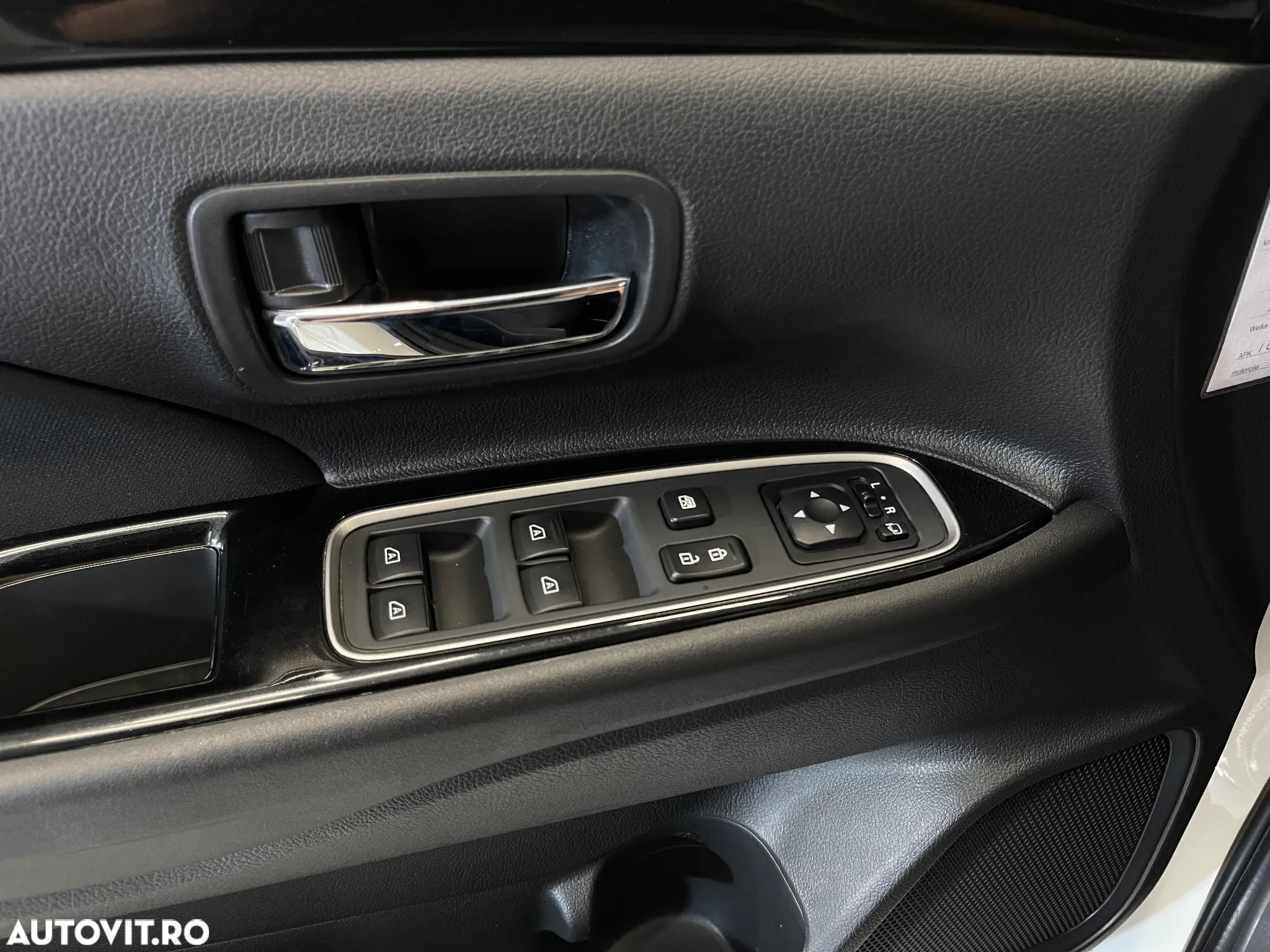 Mitsubishi Outlander 2.4 4WD Plug-In Hybrid - 16