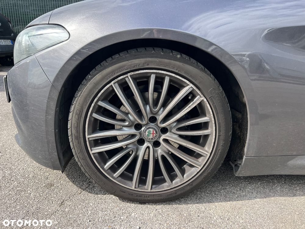 Alfa Romeo Giulia 2.2 - 16