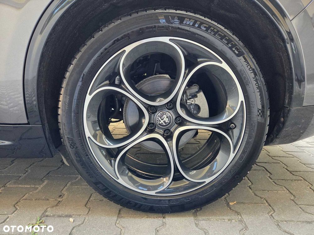 Alfa Romeo Stelvio - 14