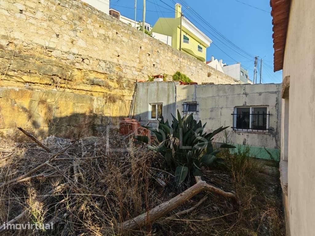 Moradia T3 em Cascais para reabilitação total, com projeto aprovado - Grande imagem: 3/24