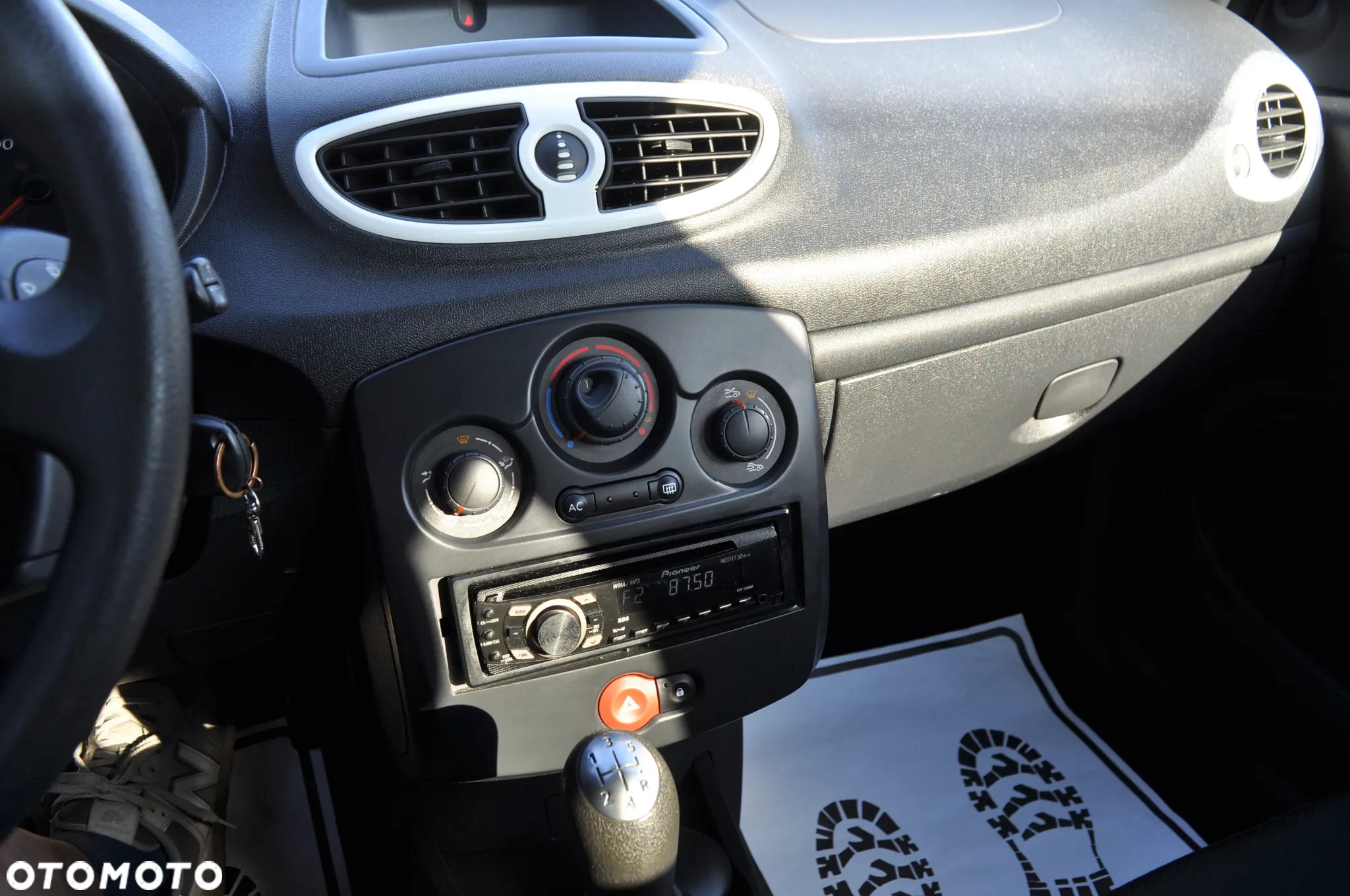 Renault Clio 1.2 16V 75 Yahoo - 30