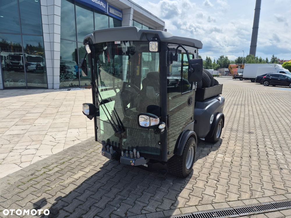 Kaercher MC 130 Adv. / KOMUNALNA MASZYNA DROGOWA / NOŚNIK OSPRZĘTU W KLASIE 3500KG / WYWROTKA / 2 KOMPLETYM KÓŁ / 4X4 / DIESEL KUBOTA 4 CYLINDRY / MOŻLIWY TRANSPORT - 3