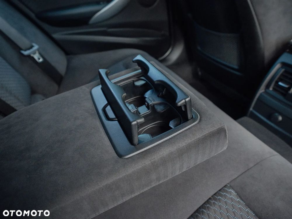 BMW Seria 3 320d xDrive - 22