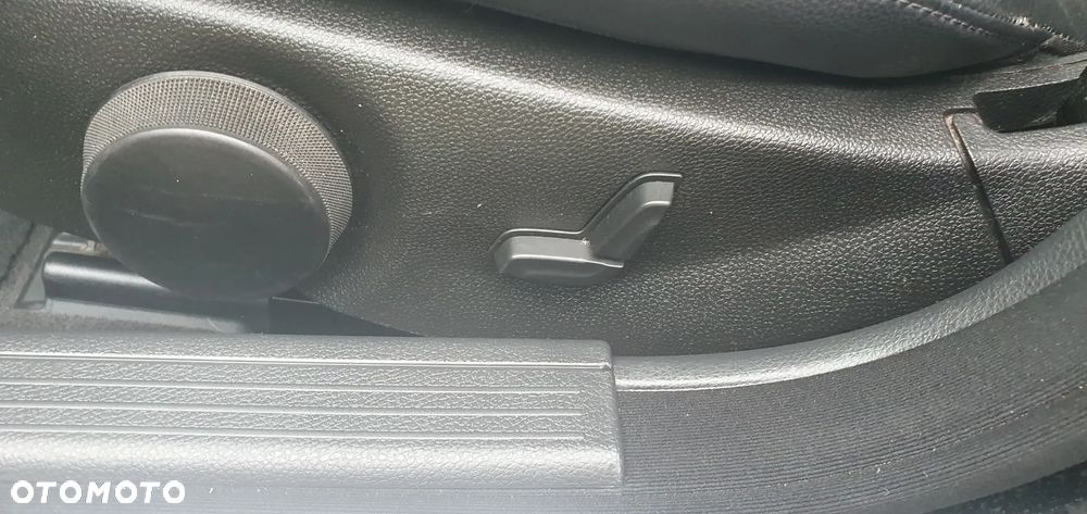 Mercedes-Benz Klasa C 180 CGI Automatik BlueEFFICIENCY Avantgarde - 26