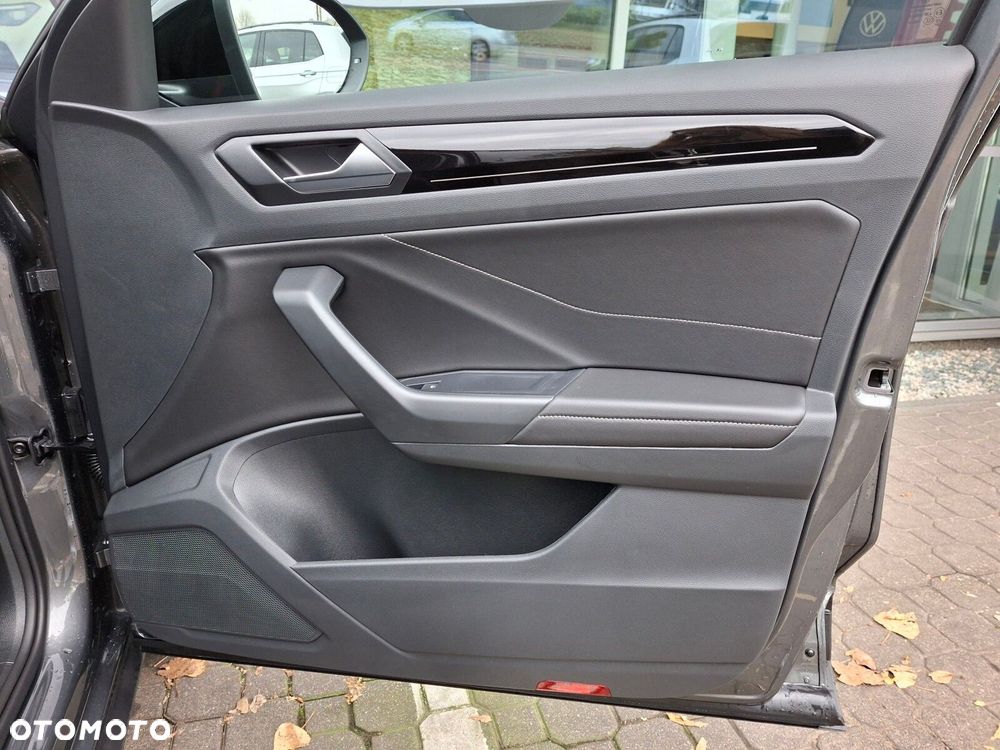 Volkswagen T-Roc - 16