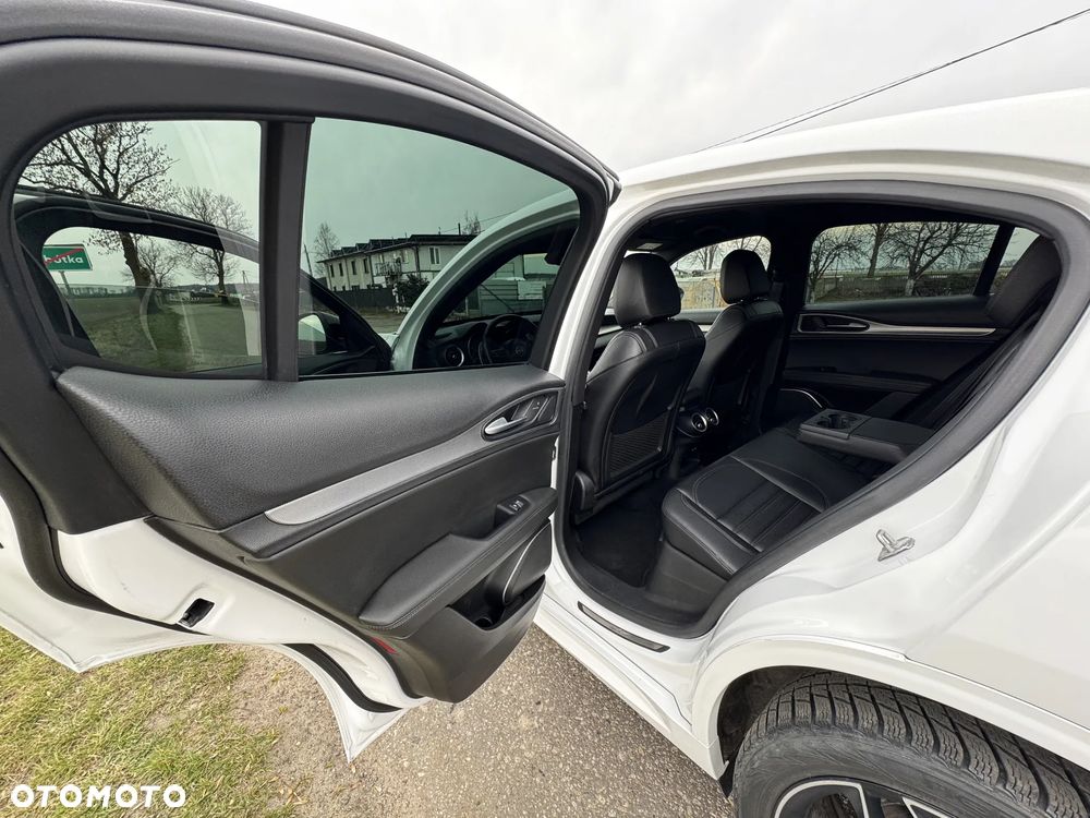 Alfa Romeo Stelvio 2.0 Turbo 16V AT8-Q4 Veloce - 26