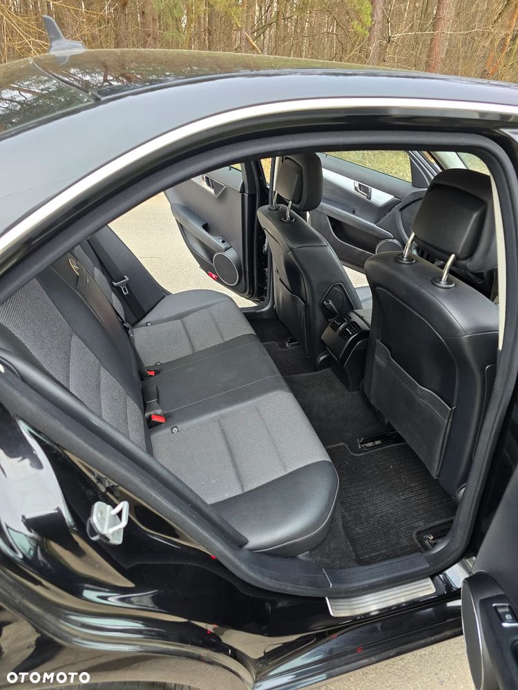 Mercedes-Benz Klasa C 180 CGI Automatik BlueEFFICIENCY Avantgarde - 23