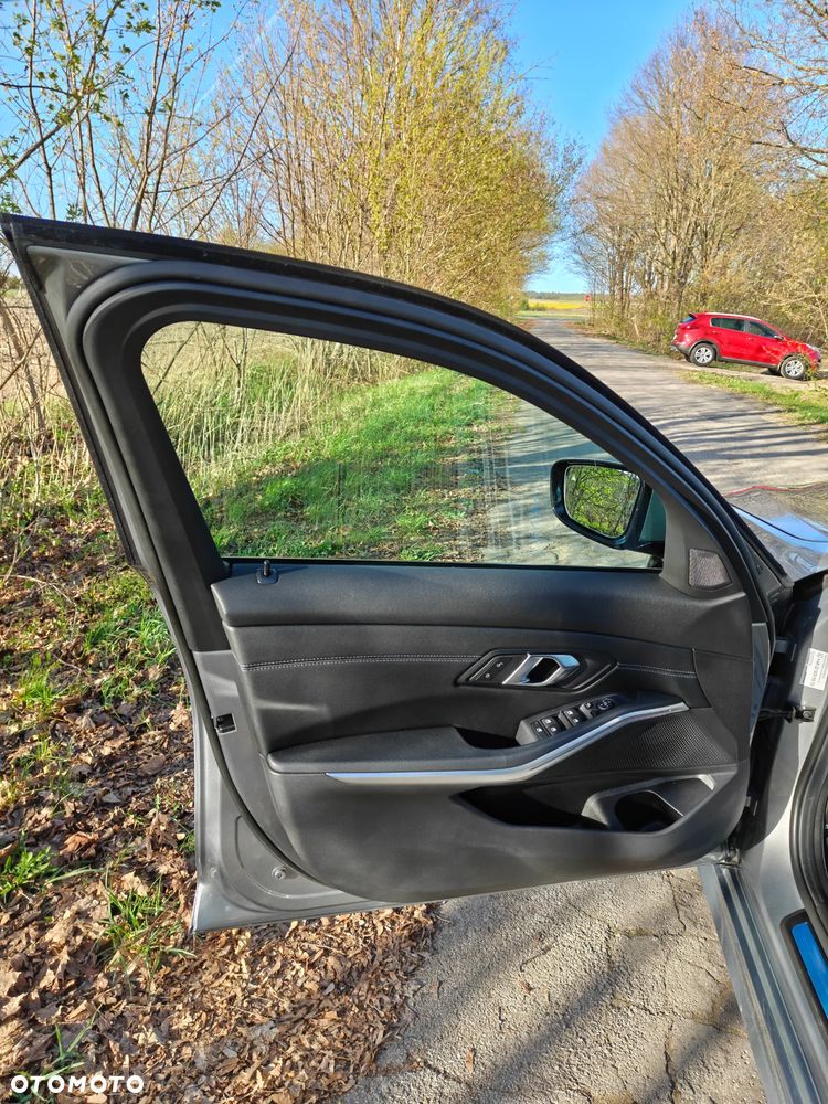 BMW Seria 3 320d xDrive mHEV - 22