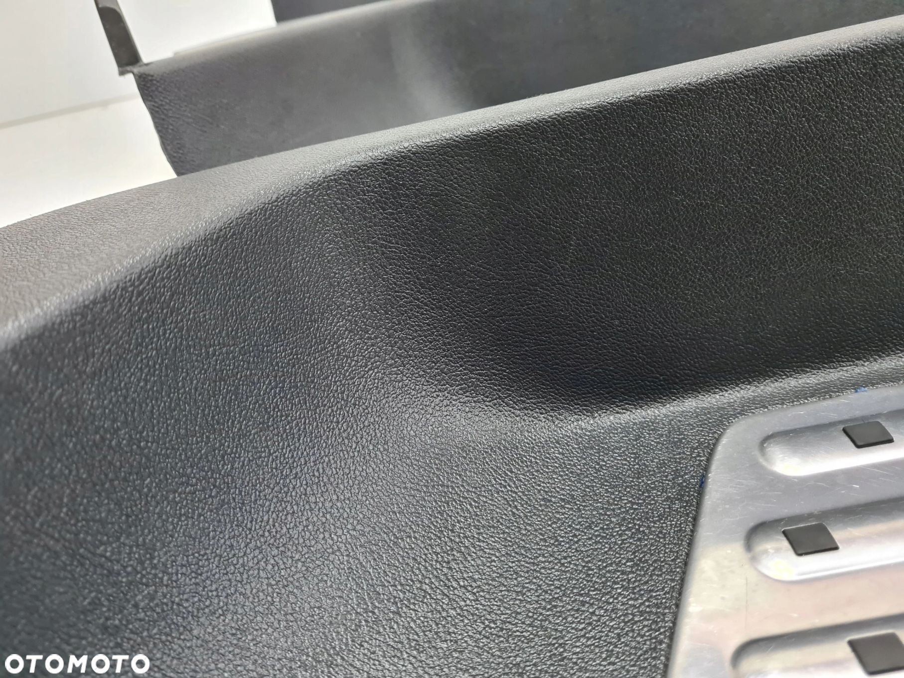 VW T6 CARAVELLE stopień próg drzwi przesuwnych PRAWY CHROM 7E5863725 - 4