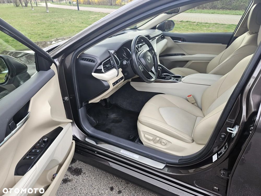 Toyota Camry 2.5 Hybrid Executive CVT - 10