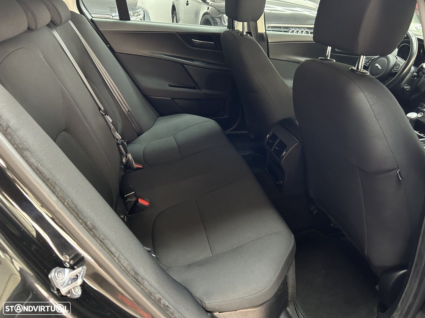 Jaguar XE 2.0 D Prestige - 15
