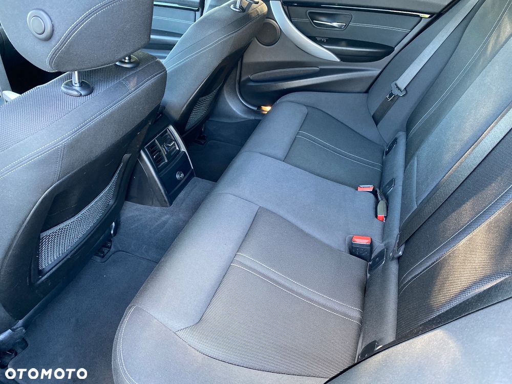 BMW Seria 3 318d Sport Line - 12