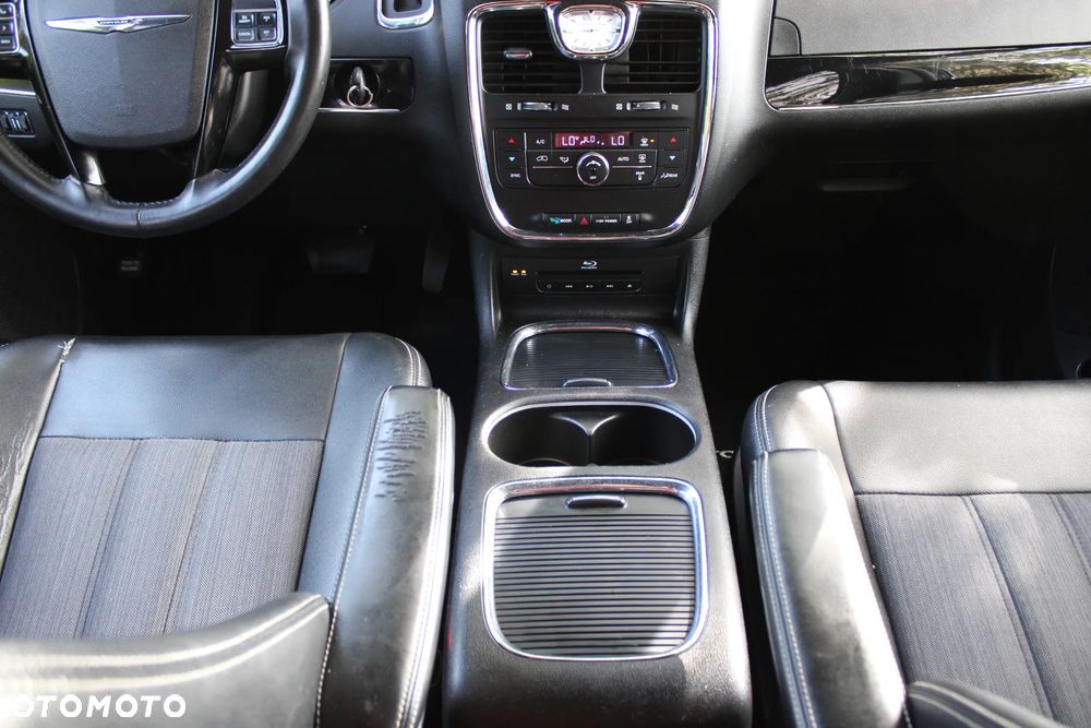 Chrysler Town & Country 3.6 Limited - 19