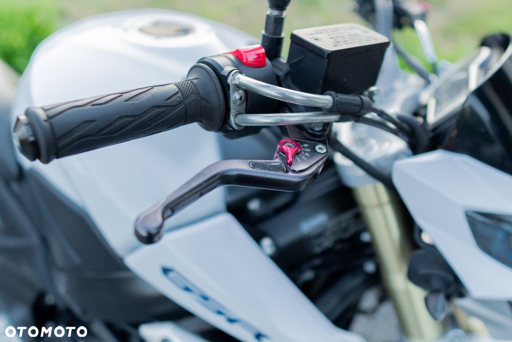 Suzuki GSR - 16