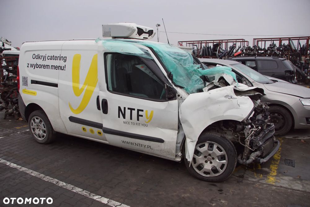 Auto na części - Fiat Doblo II Lift 1.6 Multijet 105 KM 263A8000 C635 249 2021R Silnik Skrzynia Drzwi Błotnik Zderzak Lampa Lusterko Klamka Deska Kokpit Sterownik Moduł Czujnik Licznik Panel Kierownica - 2