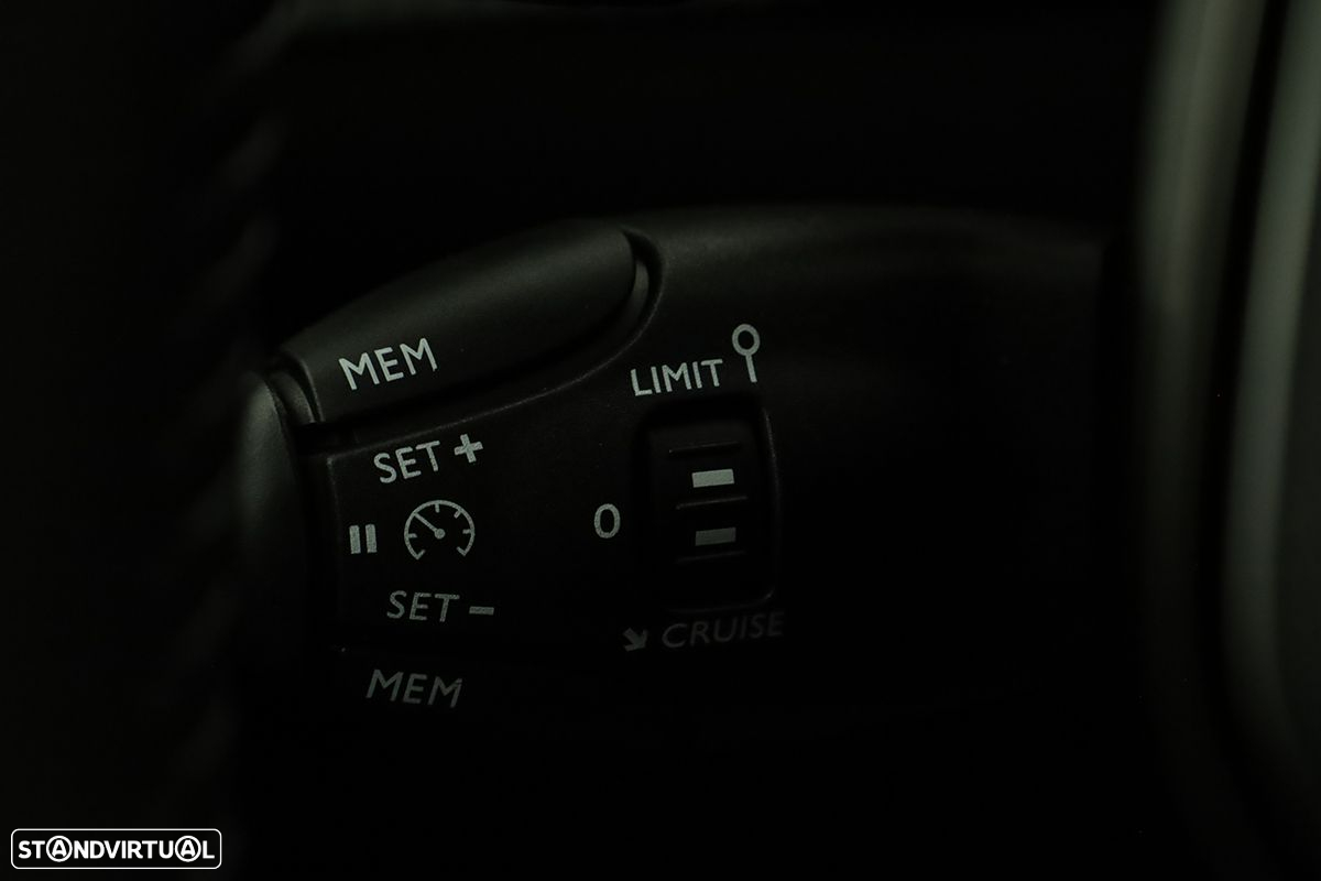 Peugeot 2008 1.2 PureTech Allure EAT8 - 19