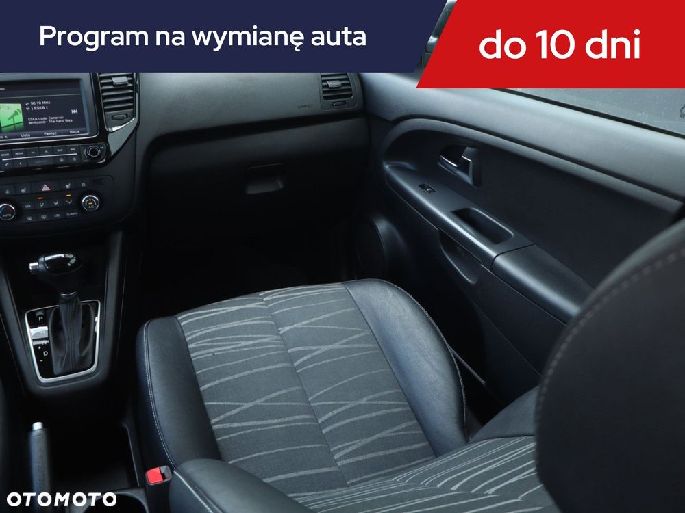 Kia Venga - 10