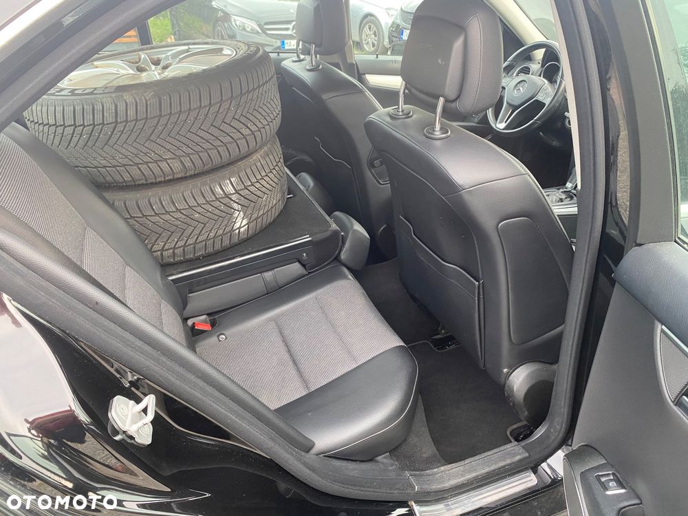 Mercedes-Benz Klasa C 180 CGI Automatik BlueEFFICIENCY Avantgarde - 28