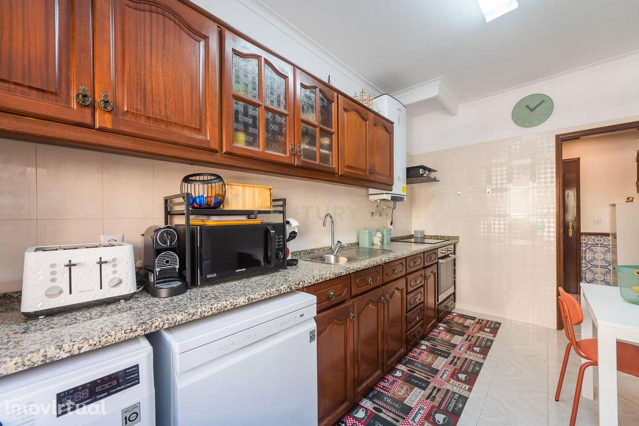 Apartamento T2 em bom estado, parcialmente remodelado - Grande imagem: 2/43