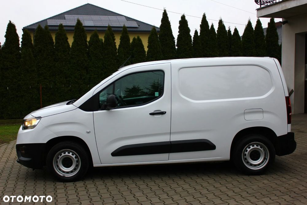 Toyota PROACE CITY BLASZAK 2 OSOBOWY 1.2 D-4T BENZYNA 110KM PEWNE AUTO FV23% - 15