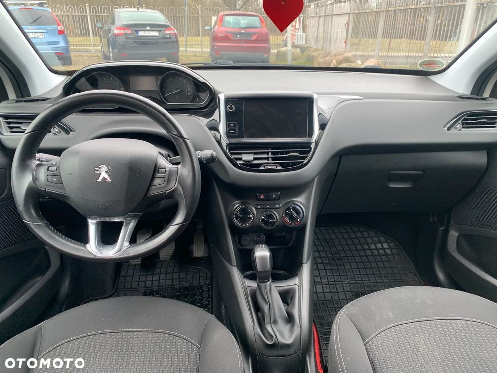 Peugeot 208 - 10