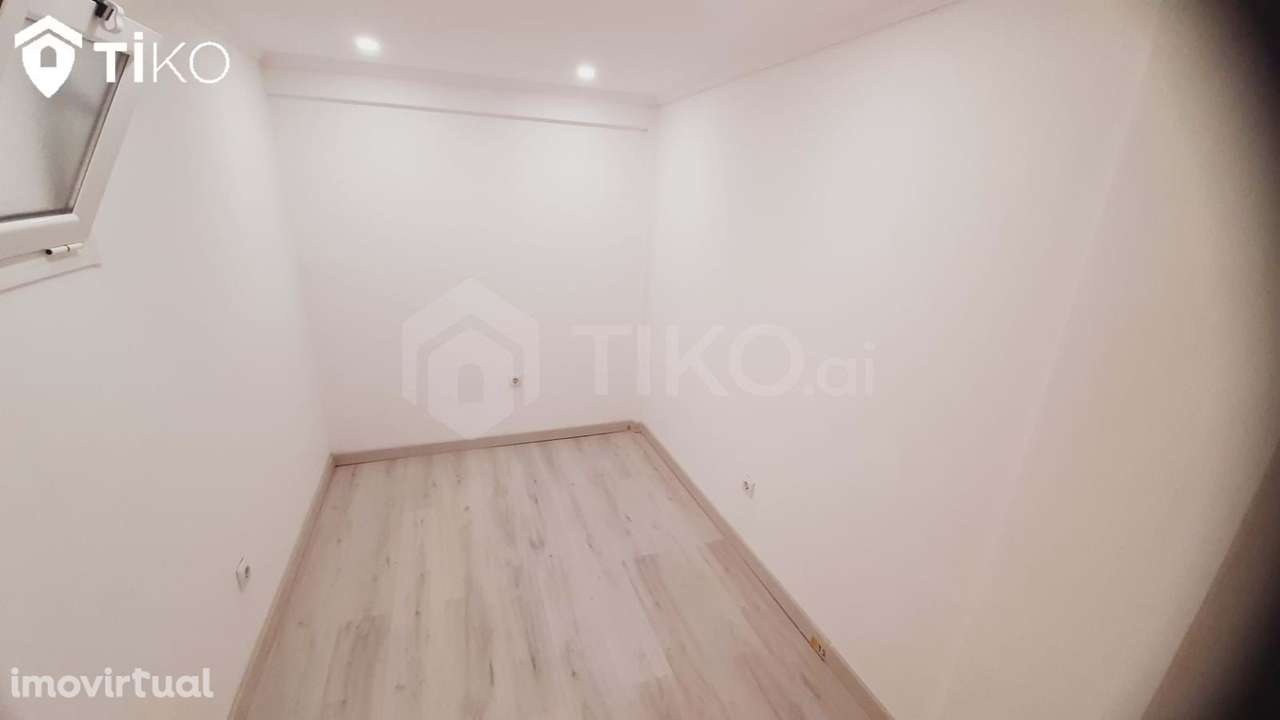 Loja Transformada em Apartamento  em Vale de Milhaços Corroios - Grande imagem: 4/20