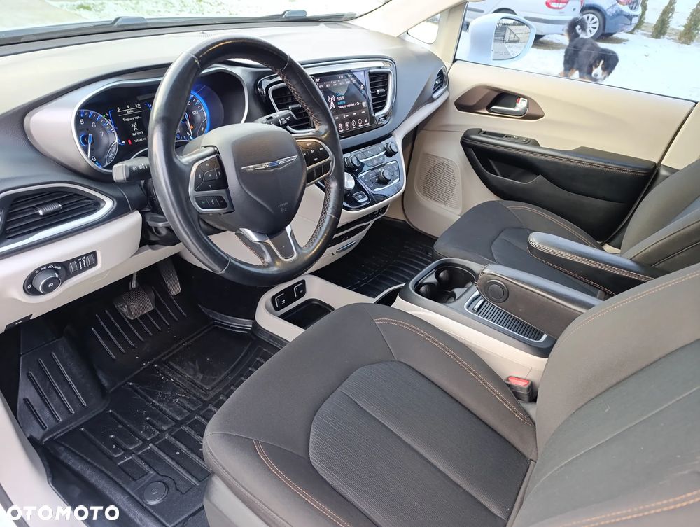 Chrysler Pacifica - 12