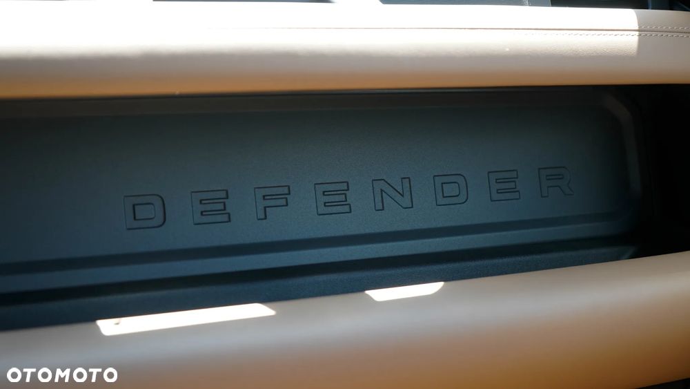 Land Rover Defender 3.0 D250 mHEV X-Dynamic HSE - 25