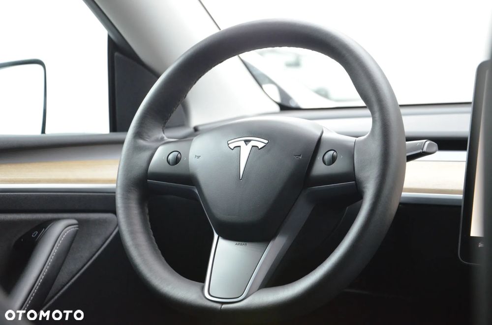 Tesla Model Y Long Range AWD - 17