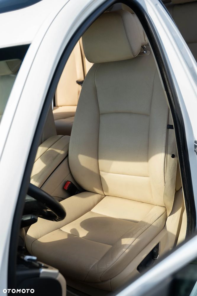 BMW Seria 5 535i xDrive Sport-Aut - 24