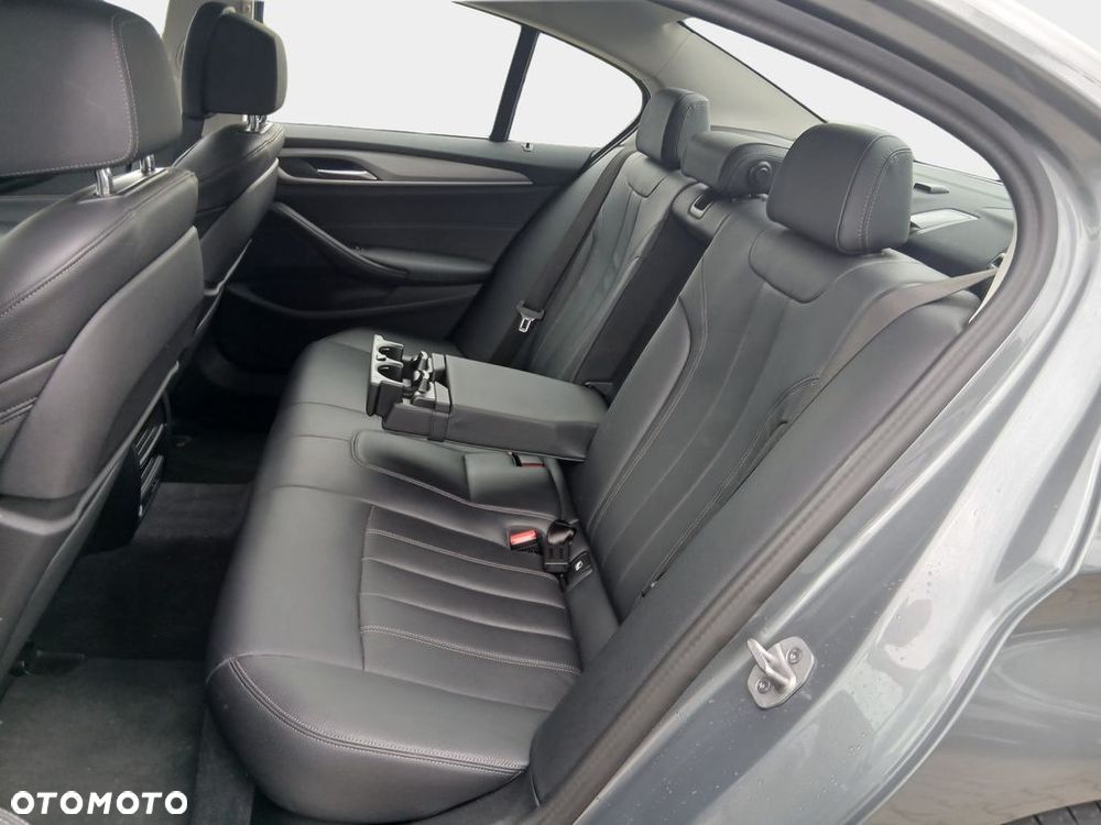 BMW Seria 5 540d xDrive mHEV - 29