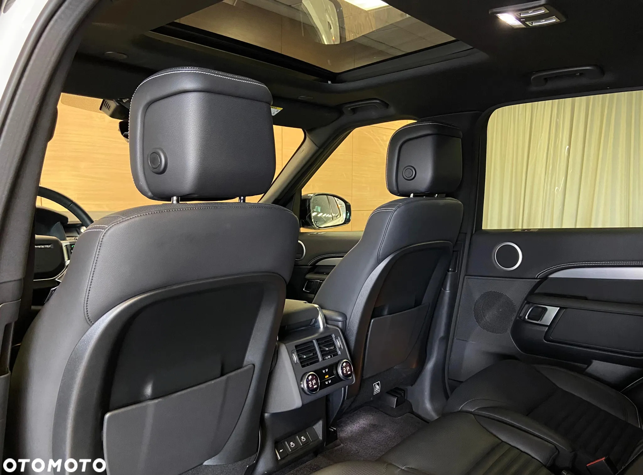 Land Rover Discovery V 2.0 P300 R-Dynamic SE - 19