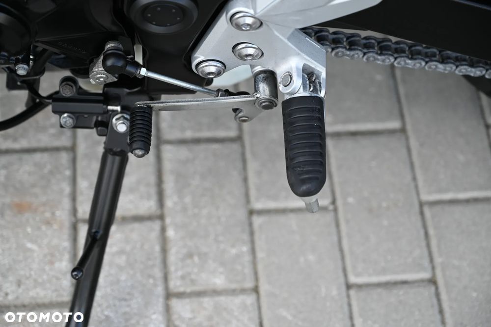 Suzuki GSR - 21