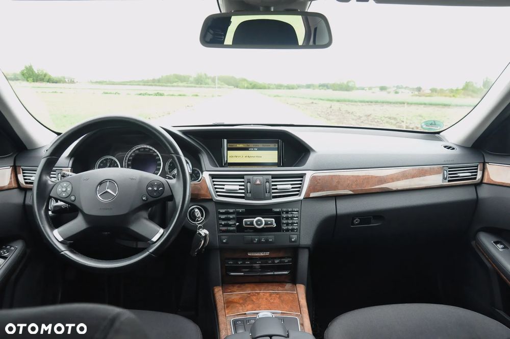 Mercedes-Benz Klasa E 250 CGI BlueEFFICIENCY 7G-TRONIC Elegance - 22