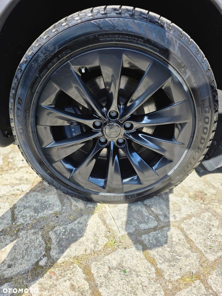 Tesla Model X - 30