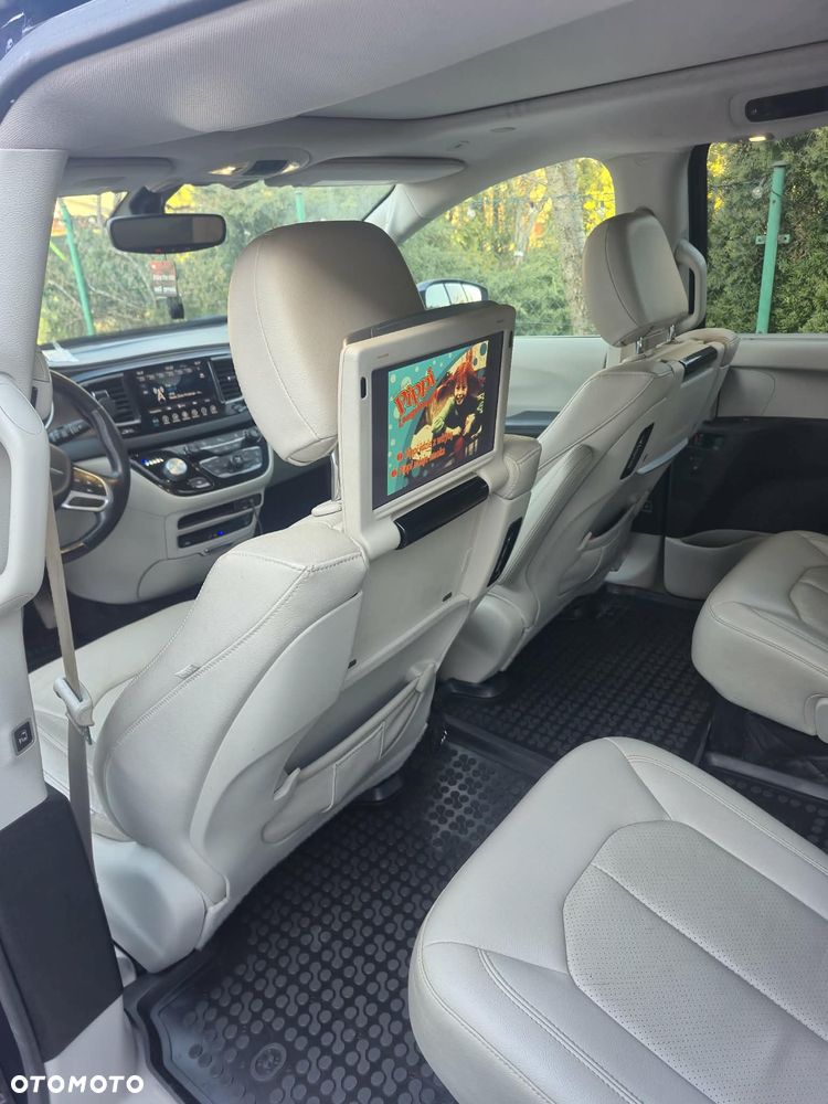 Chrysler Pacifica - 11