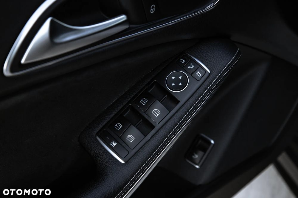 Mercedes-Benz CLA 220 4-Matic AMG Line - 10