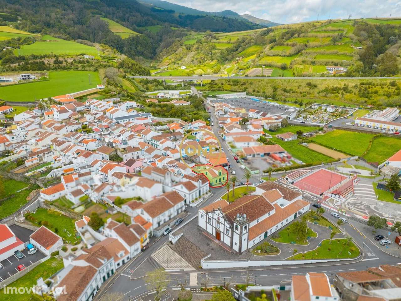 Moradia V4+ com pátio e enorme potencial no centro de Água de Pau – - Grande imagem: 3/26