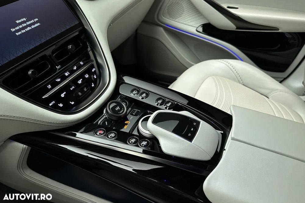 Aston Martin DBX - 26