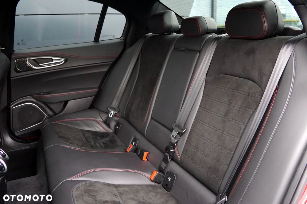 Alfa Romeo Giulia 2.0 Turbo 16V AT8-Q4 Veloce Ti - 26