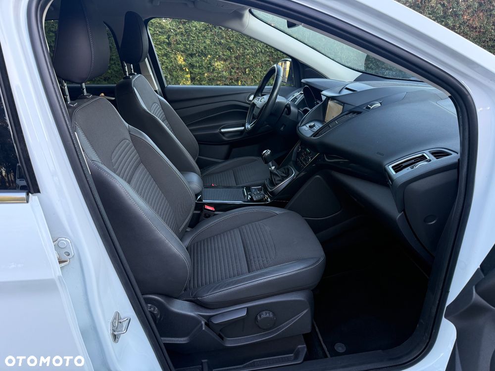 Ford Kuga 1.5 EcoBoost 2x4 Titanium - 9