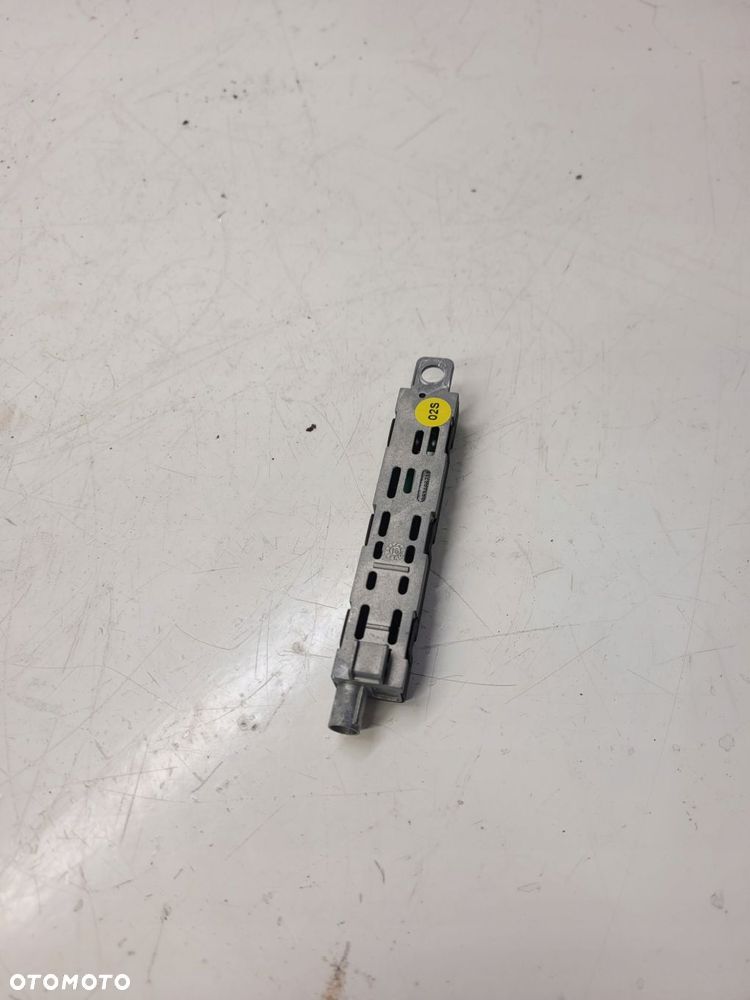 WZMACNIACZ ANTENYOWY GPS AUDI A1 8X0035225D - 3