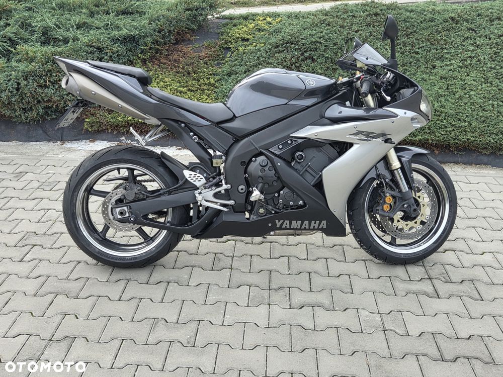 Yamaha R1 - 24
