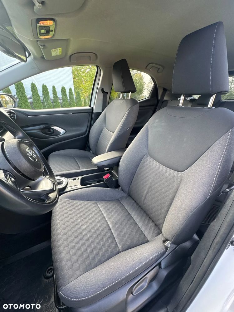 Toyota Yaris Hybrid 100 Selection - 8