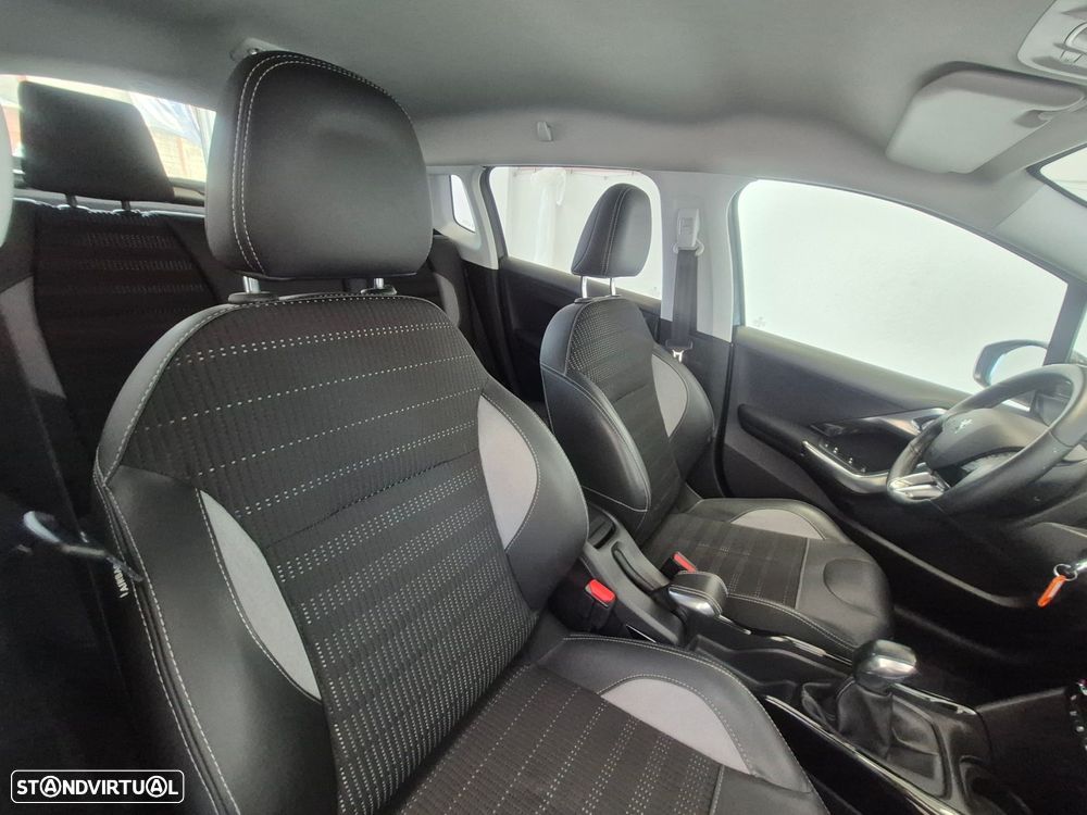 Peugeot 2008 1.2 PureTech Allure - 17