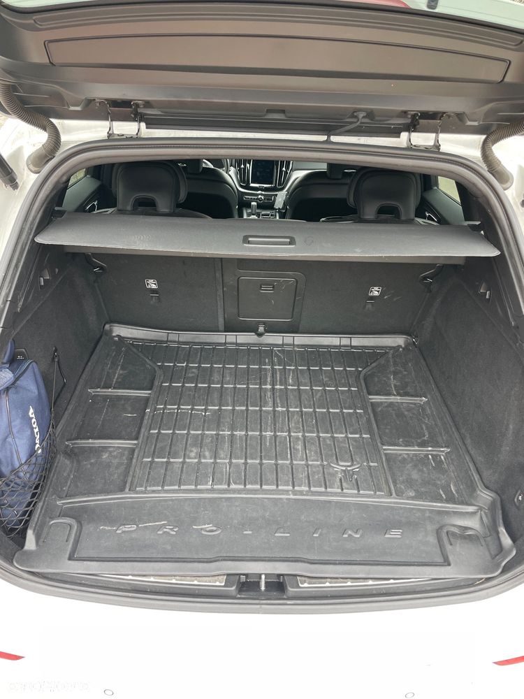 Volvo XC 60 B5 D AWD R-Design - 11