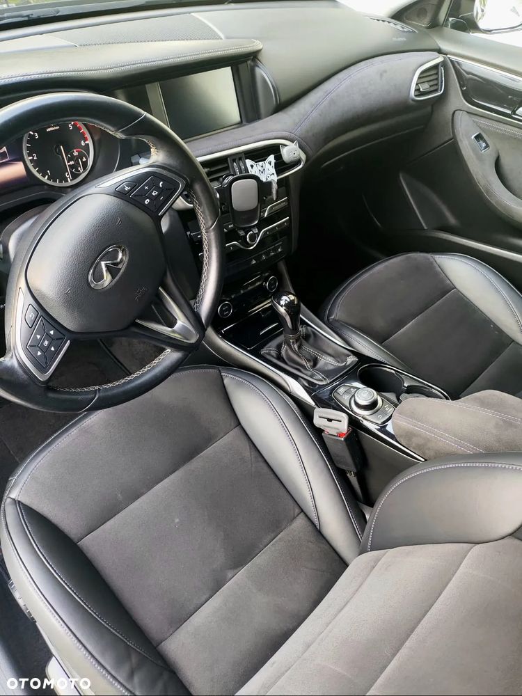 Infiniti Q30 1.5d Premium City Black - 27