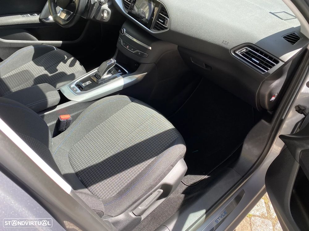 Peugeot 308 SW BlueHDi 130 EAT8 Style - 22