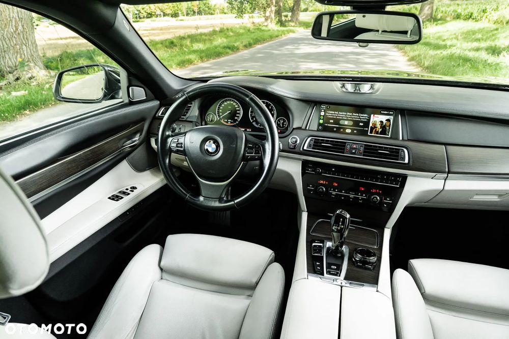 BMW Seria 7 750i xDrive - 34